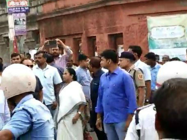 মমতার কনভয়ের সামনে জয় শ্রীরাম স্লোগান, বৃহস্পতিবার রাতেই ১০ জন গ্রেফতার মমতার কনভয়ের সামনে জয় শ্রীরাম স্লোগান, বৃহস্পতিবার রাতেই ১০ জন গ্রেফতার