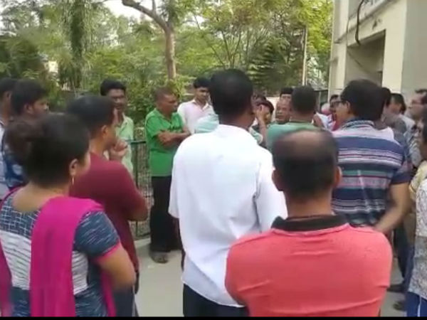 রাতে হাতে অপারেশন, সকালে মৃত্যু! চিকিৎসায় গাফিলতির অভিযোগে জাতীয় সড়ক অবরোধ রাতে হাতে অপারেশন, সকালে মৃত্যু! চিকিৎসায় গাফিলতির অভিযোগে জাতীয় সড়ক অবরোধ