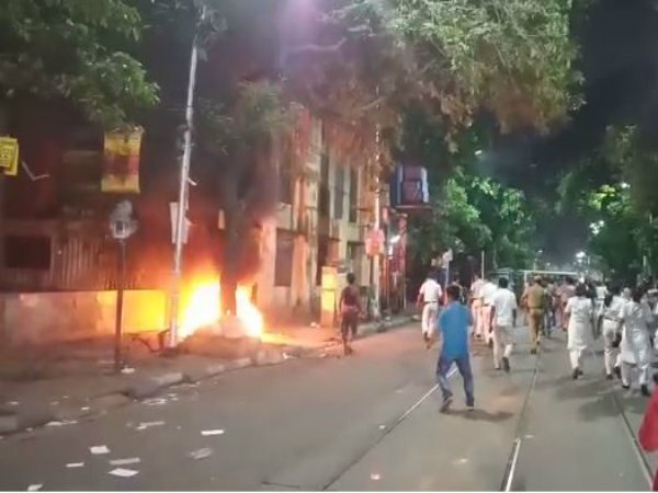 অমিতের রোড শোয়ে অগ্নিগর্ভ কলকাতা, কলেজ গেটে দাউদাউ আগুন অমিতের রোড শোয়ে অগ্নিগর্ভ কলকাতা, কলেজ গেটে দাউদাউ আগুন