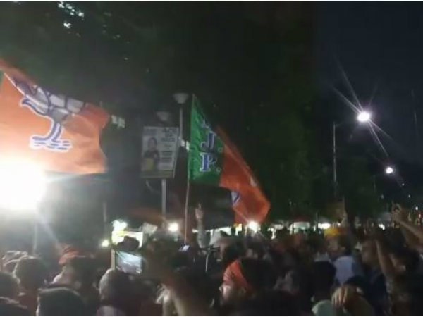 অমিত শাহ গো ব্যাক, ছাত্ররা কালো পতাকা দেখাতেই ধুন্ধুমার অমিত শাহ গো ব্যাক, ছাত্ররা কালো পতাকা দেখাতেই ধুন্ধুমার