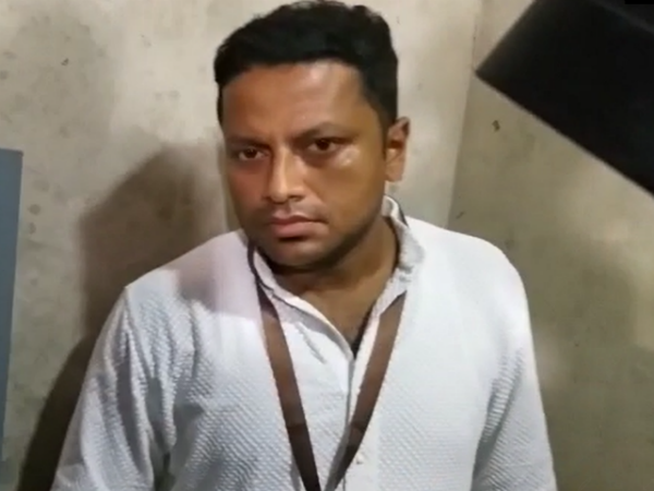 ইভিএমে তৃণমূলের বোতামের পাশে কালি, প্রিসাইডিং অফিসারকে দুষলেন অনুপম ইভিএমে তৃণমূলের বোতামের পাশে কালি, প্রিসাইডিং অফিসারকে দুষলেন অনুপম