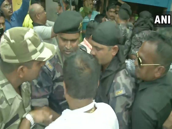 বিজেপি প্রার্থী অর্জুন সিংকে বুথে ঢুকতেই দিল না এজেন্ট বিজেপি প্রার্থী অর্জুন সিংকে বুথে ঢুকতেই দিল না এজেন্ট