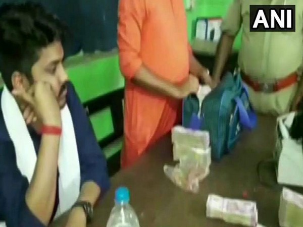 আসানসোলে উদ্ধার ১ কোটি টাকা! পাঠিয়েছিল কোন দল, দাবি করে জানাল অভিযুক্তই আসানসোলে উদ্ধার ১ কোটি টাকা! পাঠিয়েছিল কোন দল, দাবি করে জানাল অভিযুক্তই