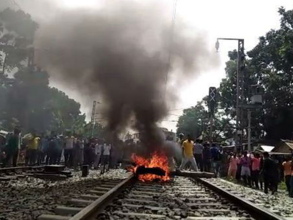 অবরোধ-ভাঙচুরে রণক্ষেত্র বারাসতে খুনে অভিযুক্ত রেল পুলিশ অবরোধ-ভাঙচুরে রণক্ষেত্র বারাসতে খুনে অভিযুক্ত রেল পুলিশ