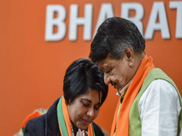 ভোট ঘিরে কেশপুরে ধুন্ধুমার! মাটিতে পড়ে কেঁদে ফেললেন বিজেপি প্রার্থী ভারতী ঘোষ ভোট ঘিরে কেশপুরে ধুন্ধুমার! মাটিতে পড়ে কেঁদে ফেললেন বিজেপি প্রার্থী ভারতী ঘোষ