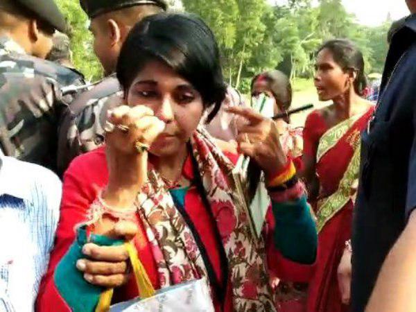 দুপুরে ভারতীর গাড়ি আটকে বোমাবাজি, ধর্মা মোড়ে বিজেপি প্রার্থীর পথ রুখল পুলিশ দুপুরে ভারতীর গাড়ি আটকে বোমাবাজি, ধর্মা মোড়ে বিজেপি প্রার্থীর পথ রুখল পুলিশ