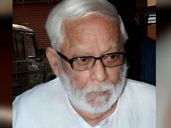 ভোট দিতে পারলেন না বুদ্ধদেব ভট্টাচার্য, এই প্রথম ইচ্ছা থাকলেও সায় দিল না শরীর ভোট দিতে পারলেন না বুদ্ধদেব ভট্টাচার্য, এই প্রথম ইচ্ছা থাকলেও সায় দিল না শরীর