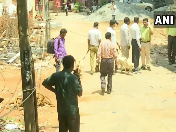 বেঙ্গালুরুতে বিধায়কের বাড়ির সামনে বিস্ফোরণ, প্রাণ গেল একজনের বেঙ্গালুরুতে বিধায়কের বাড়ির সামনে বিস্ফোরণ, প্রাণ গেল একজনের