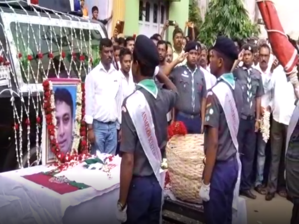 হাওড়ার বাড়িতে ফিরল পর্বতারোহী কুন্তল কাঁড়ারের দেহ! চোখের জলে শেষ বিদায় হাওড়ার বাড়িতে ফিরল পর্বতারোহী কুন্তল কাঁড়ারের দেহ! চোখের জলে শেষ বিদায়