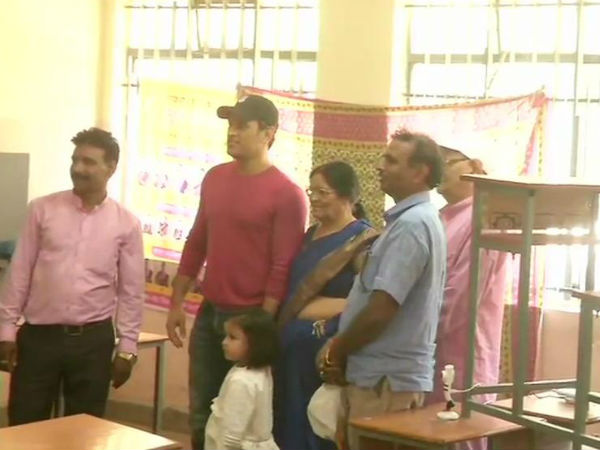 রাঁচিতে সপরিবারে ভোট দিলেন মহেন্দ্র সিং ধোনি রাঁচিতে সপরিবারে ভোট দিলেন মহেন্দ্র সিং ধোনি