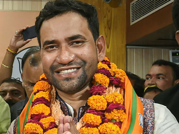 ভোট উত্তাপে বোমা ফাটালেন বিজেপি প্রার্থী ! প্রধানমন্ত্রী পদে বিপক্ষ অখিলেশকে সমর্থন-এর বার্তায় দিল ভোট উত্তাপে বোমা ফাটালেন বিজেপি প্রার্থী ! প্রধানমন্ত্রী পদে বিপক্ষ অখিলেশকে সমর্থন-এর বার্তায় দিল