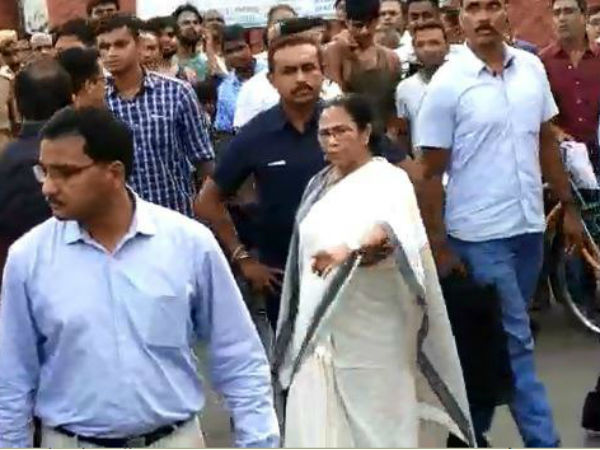মমতার কনভয়ের সামনে জয় শ্রীরাম স্লোগান, বৃহস্পতিবার রাতেই ১০ জন গ্রেফতার মমতার কনভয়ের সামনে জয় শ্রীরাম স্লোগান, বৃহস্পতিবার রাতেই ১০ জন গ্রেফতার