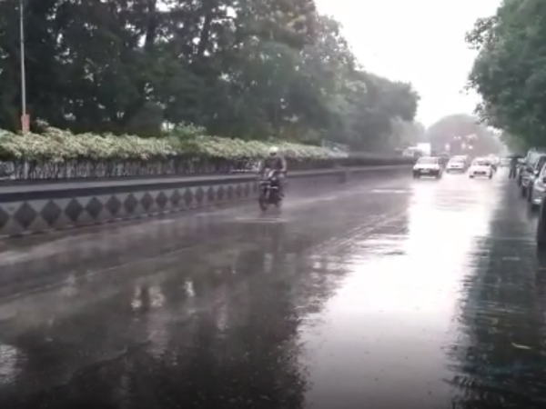 রক্তচক্ষু নিয়ে ধেয়ে আসছে সাইক্লোন ফণী! কলকাতায় শুরু বৃষ্টি, রাজ্য জুড়ে সতর্কতা রক্তচক্ষু নিয়ে ধেয়ে আসছে সাইক্লোন ফণী! কলকাতায় শুরু বৃষ্টি, রাজ্য জুড়ে সতর্কতা