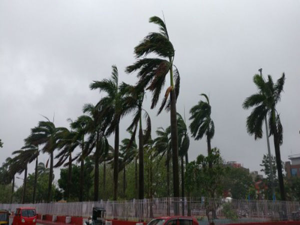 রাতে 'ফণী'র আঘাত বাংলায়