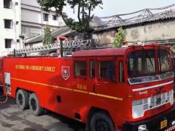 বেলঘড়িয়ার চেয়ারের কারখানায় বিধ্বংসী আগুন, ভস্মীভূত বেলঘড়িয়ার চেয়ারের কারখানায় বিধ্বংসী আগুন, ভস্মীভূত