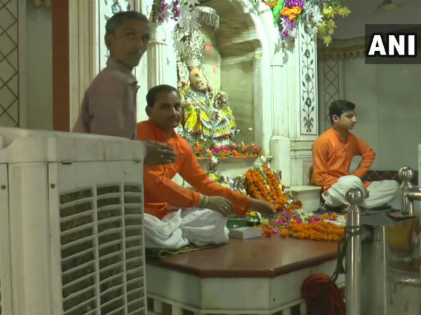 ভগবানেরও গরম লাগে! মূর্তির সামনে কুলার এনে কোন কাণ্ড ঘটল এই মন্দিরে ভগবানেরও গরম লাগে! মূর্তির সামনে কুলার এনে কোন কাণ্ড ঘটল এই মন্দিরে
