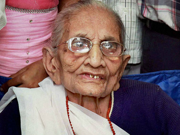 মোদীর বিপুল জয়ে গর্বিত মা হীরাবেন! গুজরাতে বাড়ির পরিস্থিতির ভিডিও দেখে নিন মোদীর বিপুল জয়ে গর্বিত মা হীরাবেন! গুজরাতে বাড়ির পরিস্থিতির ভিডিও দেখে নিন