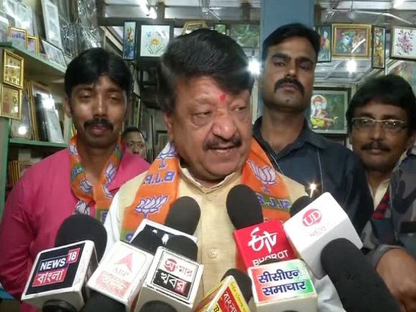 ভাটপাড়ায় গণ্ডগোল! অর্জুন সিং-এর জীবন নিয়ে শঙ্কা দিল্লির নেতৃত্বের ভাটপাড়ায় গণ্ডগোল! অর্জুন সিং-এর জীবন নিয়ে শঙ্কা দিল্লির নেতৃত্বের