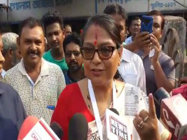 বদলে গিয়েছেন বিধাননগরের সিপি! দলের নেতাকে চিনতে হেঁয়ালি কাকলির বদলে গিয়েছেন বিধাননগরের সিপি! দলের নেতাকে চিনতে হেঁয়ালি কাকলির