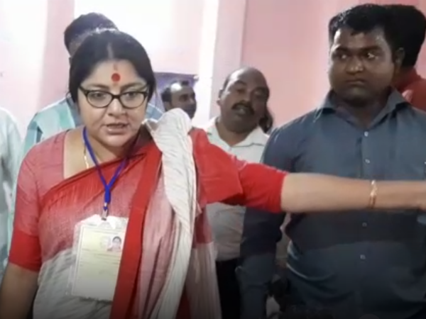 বুথে ঢুকলেন লকেট, ভাঙচুর ইভিএম! রণক্ষেত্র হুগলির ধনেখালি বুথে ঢুকলেন লকেট, ভাঙচুর ইভিএম! রণক্ষেত্র হুগলির ধনেখালি
