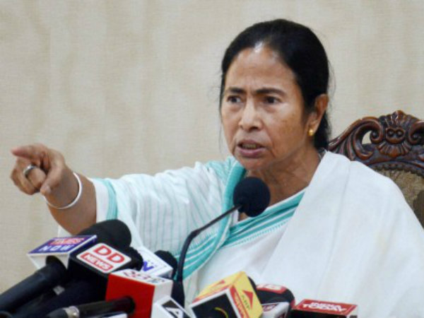 কেন্দ্রীয় নিরাপত্তায় টাকা পাচার, নাম না করে ভারতীকে আক্রমণ মমতার কেন্দ্রীয় নিরাপত্তায় টাকা পাচার, নাম না করে ভারতীকে আক্রমণ মমতার