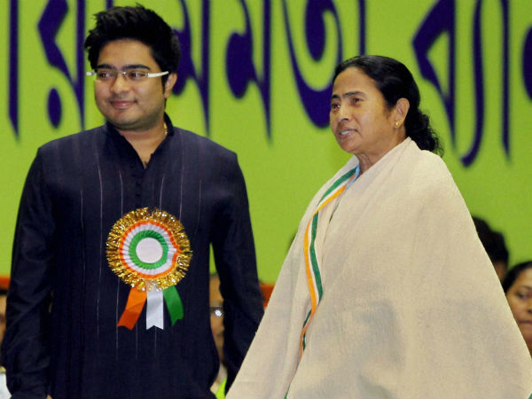 সবাইকে নমস্কার করো, মঞ্চের মমতা যেন অভিষেকরই পিসি! রাজনীতি পেরিয়ে বজবজে বিরল ছবি সবাইকে নমস্কার করো, মঞ্চের মমতা যেন অভিষেকরই পিসি! রাজনীতি পেরিয়ে বজবজে বিরল ছবি