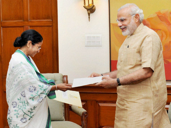 আমার ছবি আপনি নিজের হাতে এঁকে আমায় উপহার দিন,চিরদিন রেখে দেব, মমতাকে কেন এমন বললেন মোদী আমার ছবি আপনি নিজের হাতে এঁকে আমায় উপহার দিন,চিরদিন রেখে দেব, মমতাকে কেন এমন বললেন মোদী