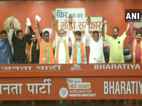 বাংলার বিজেপিতে যেভাবে বেনোজল ঢুকছে, তাতে পদ্মও না ভেসে যায় বাংলার বিজেপিতে যেভাবে বেনোজল ঢুকছে, তাতে পদ্মও না ভেসে যায়