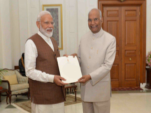 রাষ্ট্রপতির সঙ্গে দেখা করে সরকার গড়ার আর্জি জানালেন মোদী রাষ্ট্রপতির সঙ্গে দেখা করে সরকার গড়ার আর্জি জানালেন মোদী