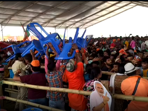 পুরুলিয়ায় মোদীর সভায় চেয়ার ছোড়াছুড়ি! প্রতিক্রিয়ায় কী বললেন মমতা পুরুলিয়ায় মোদীর সভায় চেয়ার ছোড়াছুড়ি! প্রতিক্রিয়ায় কী বললেন মমতা