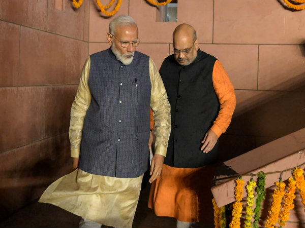 সপার্ষদ প্রধানমন্ত্রী পদ থেকে ইস্তফা দিলেন নরেন্দ্র মোদী সপার্ষদ প্রধানমন্ত্রী পদ থেকে ইস্তফা দিলেন নরেন্দ্র মোদী
