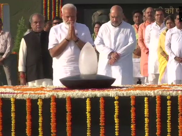 দিল্লিতে শপথগ্রহণের সকালে বাজপেয়ীকে শ্রদ্ধাজ্ঞাপন করে দিন শুরু মোদীর, রাজধানীতে কড়া নিরাপত্তা দিল্লিতে শপথগ্রহণের সকালে বাজপেয়ীকে শ্রদ্ধাজ্ঞাপন করে দিন শুরু মোদীর, রাজধানীতে কড়া নিরাপত্তা