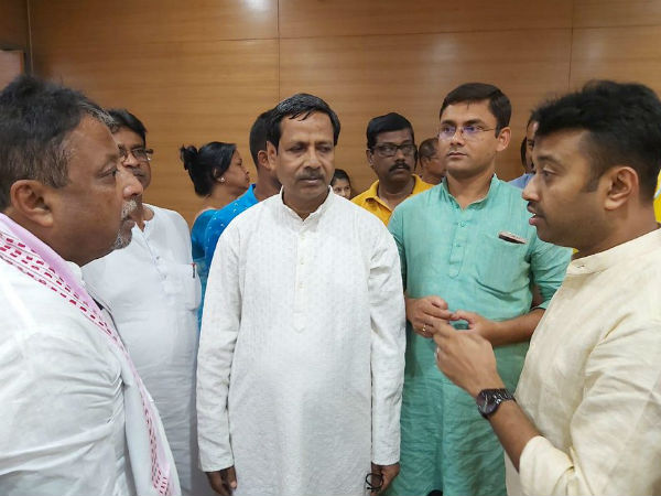 মুকুলের চ্যালেঞ্জ