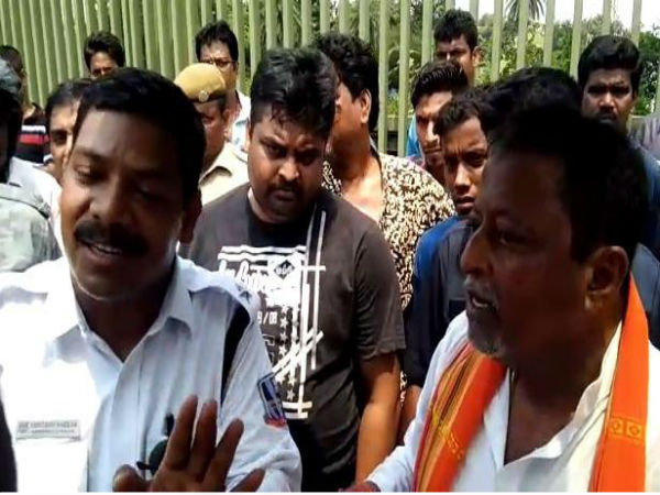 দফায় দফায় গাড়িতে তল্লাশি! বিস্ফোরক মুকুল রায় দফায় দফায় গাড়িতে তল্লাশি! বিস্ফোরক মুকুল রায়