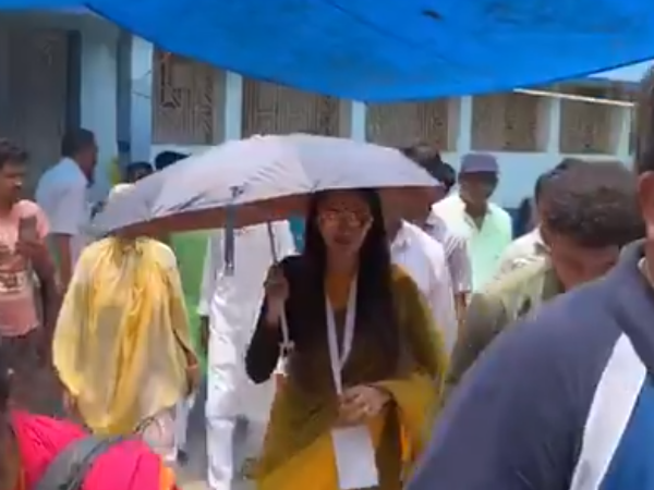 বসিরহাটে ছাতা মাথায় নুসরত পৌঁছলেন ভোটকেন্দ্রে! পরের ঘটনা বন্দি হল ভিডিওতে বসিরহাটে ছাতা মাথায় নুসরত পৌঁছলেন ভোটকেন্দ্রে! পরের ঘটনা বন্দি হল ভিডিওতে