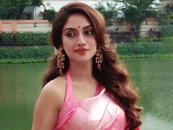 কাকে বিয়ে করছেন সাংসদ!