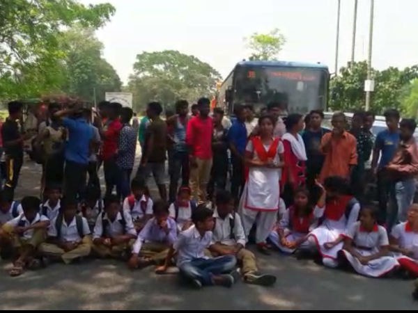 ২ মাসের ছুটি, জলপাইগুড়িতে রাজ্যের বিরুদ্ধে পড়ুয়া বিক্ষোভ ২ মাসের ছুটি, জলপাইগুড়িতে রাজ্যের বিরুদ্ধে পড়ুয়া বিক্ষোভ