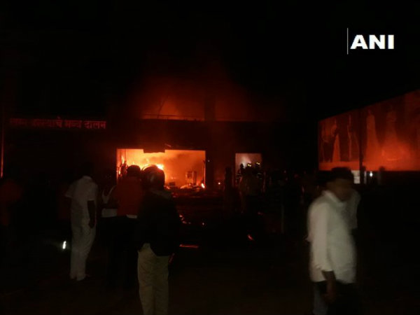 শাড়ির দোকানে ভয়াবহ আগুন, পুনেয় জীবন্ত দগ্ধ হয়ে মৃত ৫ শাড়ির দোকানে ভয়াবহ আগুন, পুনেয় জীবন্ত দগ্ধ হয়ে মৃত ৫
