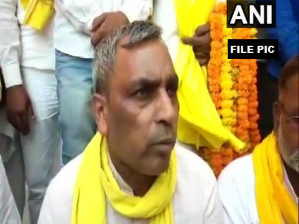 উত্তরপ্রদেশে যোগী মন্ত্রিসভা থেকে রাতারাতি বিতাড়িত রাজভর! ভোট মিটতেই তৎপরতা শাসকদল বিজেপি উত্তরপ্রদেশে যোগী মন্ত্রিসভা থেকে রাতারাতি বিতাড়িত রাজভর! ভোট মিটতেই তৎপরতা শাসকদল বিজেপি