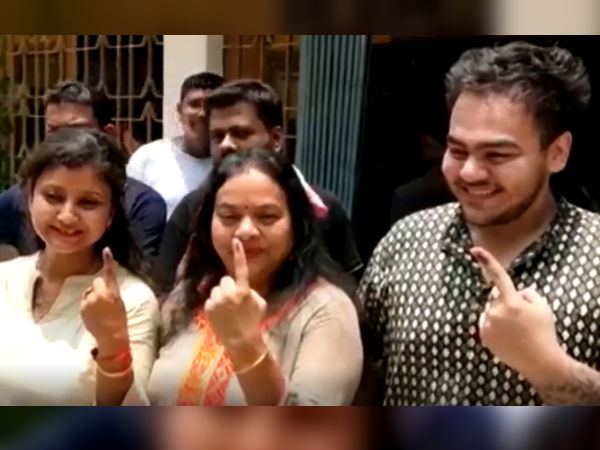 একাকী প্রাক্তন মেয়র, বিয়ের পর এই প্রথম শোভনকে ছাড়া ভোট রত্নার! দেখুন ভিডিও একাকী প্রাক্তন মেয়র, বিয়ের পর এই প্রথম শোভনকে ছাড়া ভোট রত্নার! দেখুন ভিডিও
