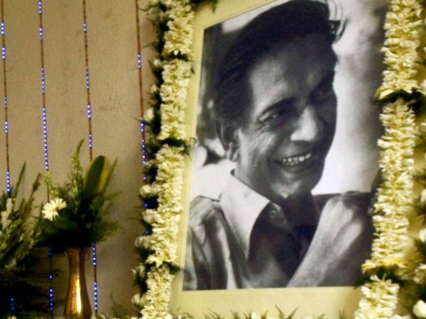 আজ সত্যজিৎ রায়ের ৯৮তম জন্মবার্ষিকী: আজকের উত্তাল দিনগুলিকে কীভাবে দেখতেন তিনি? আজ সত্যজিৎ রায়ের ৯৮তম জন্মবার্ষিকী: আজকের উত্তাল দিনগুলিকে কীভাবে দেখতেন তিনি?