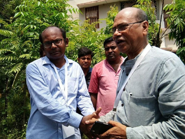দুই প্রতিদ্বন্দ্বী প্রার্থীর হাতে হাত! ভোট শুধু হিংসার নয়, সৌজন্যের ছবি বসিরহাটে দুই প্রতিদ্বন্দ্বী প্রার্থীর হাতে হাত! ভোট শুধু হিংসার নয়, সৌজন্যের ছবি বসিরহাটে