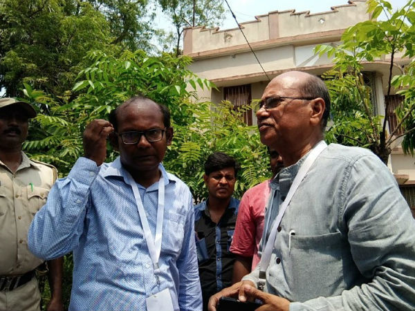 দুই প্রতিদ্বন্দ্বী প্রার্থীর হাতে হাত! ভোট শুধু হিংসার নয়, সৌজন্যের ছবি বসিরহাটে দুই প্রতিদ্বন্দ্বী প্রার্থীর হাতে হাত! ভোট শুধু হিংসার নয়, সৌজন্যের ছবি বসিরহাটে