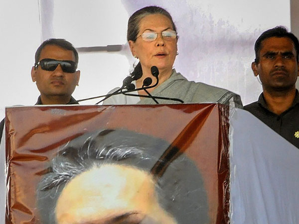 কংগ্রেস জানে তিন বড় নেতাকে খুশি করতে রাহুলকে পিছনের সারিতে রাখতে হবে