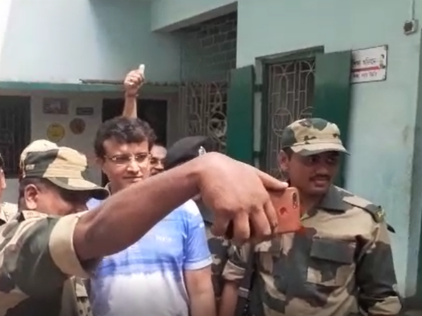 ভোট দিয়ে রাজনীতিতে যোগ নিয়ে কী বললেন সৌরভ, জানতে পড়ুন ভোট দিয়ে রাজনীতিতে যোগ নিয়ে কী বললেন সৌরভ, জানতে পড়ুন