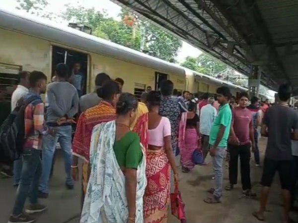 ভ্যাবলা স্টেশনে ট্রেন অবরোধ বিজেপির ভ্যাবলা স্টেশনে ট্রেন অবরোধ বিজেপির