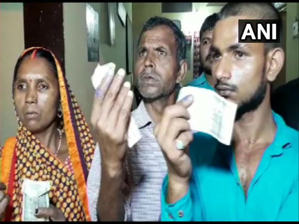 বুথে যাওয়ার আগে হাতে টাকা, আঙুলে কালি! সপ্তম দফায় যোগী রাজ্যে অবাক চিত্র বুথে যাওয়ার আগে হাতে টাকা, আঙুলে কালি! সপ্তম দফায় যোগী রাজ্যে অবাক চিত্র