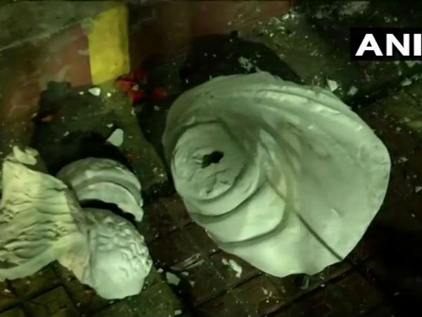 বিদ্যাসাগরের মূর্তি আসলে কারা ভেঙেছে! জবাবে সোশ্যাল মিডিয়ায় ভাইরাল হল এই ভিডিও বিদ্যাসাগরের মূর্তি আসলে কারা ভেঙেছে! জবাবে সোশ্যাল মিডিয়ায় ভাইরাল হল এই ভিডিও