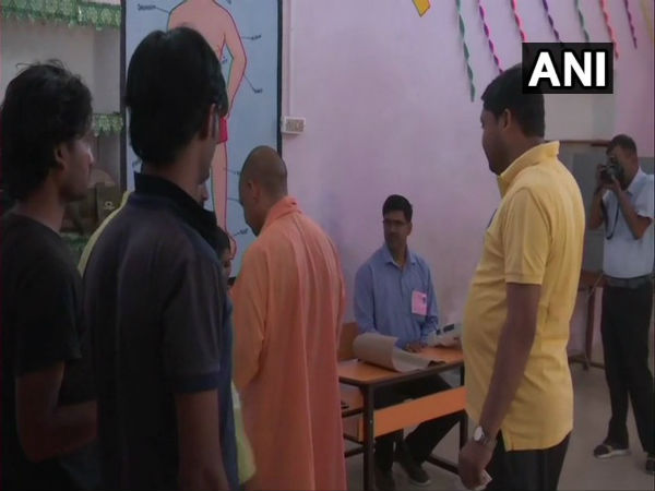 সারা দেশে ও নিজের রাজ্যে বিজেপির আসন সংখ্যা! ভোট দিয়ে বেরিয়ে বললেন যোগী আদিত্যনাথ সারা দেশে ও নিজের রাজ্যে বিজেপির আসন সংখ্যা! ভোট দিয়ে বেরিয়ে বললেন যোগী আদিত্যনাথ