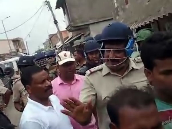 তৃণমূল নেতাকে দেখতেই জয় শ্রীরাম স্লোগান! শাসকদলের সঙ্গে বিজেপির সংঘর্ষে উত্তপ্ত খেজুরি তৃণমূল নেতাকে দেখতেই জয় শ্রীরাম স্লোগান! শাসকদলের সঙ্গে বিজেপির সংঘর্ষে উত্তপ্ত খেজুরি
